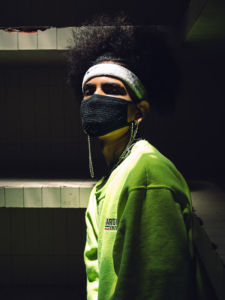 streetwear-model-with-mask-2022-08-01-02-01-42-utc.jpg